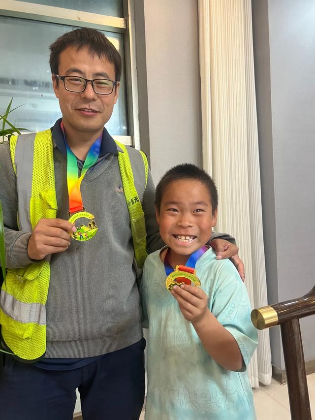 父亲辞职给多动症儿子办休学，带其从湖南徒步1000公里到山东：比原计划早半个月走完，孩子状态都很好