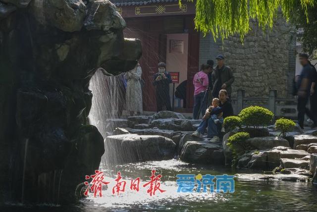一年四季 泉在济南丨泉水欢腾！“月牙飞瀑”景观进入高光时刻