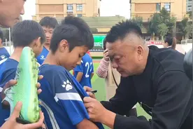 自贡校园绿茵场上，有位中国男足顶级球员、四川全兴队传奇队长图片