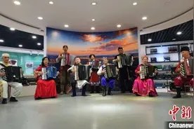 中亚媒体人眼中的新疆伊宁：森林中的城市 人民热情好客图片