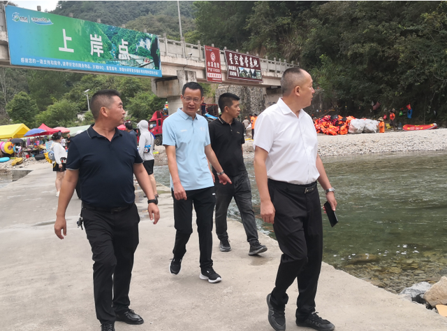 杨冰到野洞河调研指导旅游产业