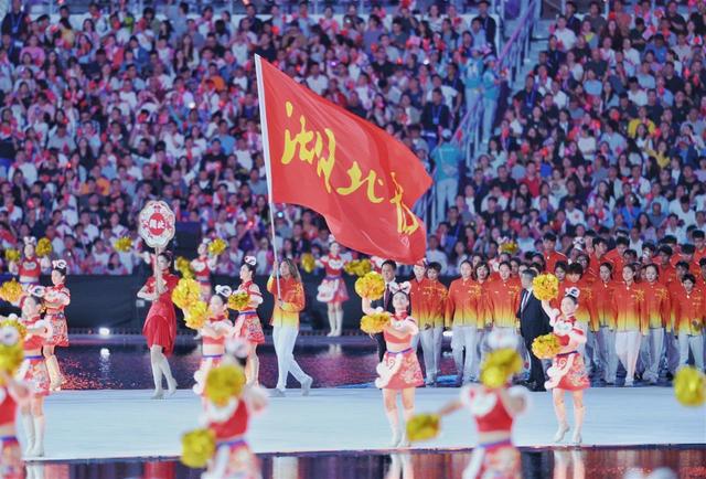 郑钦文摇旗入场！湖北体育代表团亮相十五运会开幕式，湖北健儿已获3金3银2铜