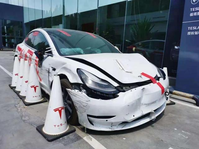 特斯拉“车顶维权	”女车主：终于赢了特斯拉一次！“打官司已经花了不止两个40万元	，只想要一个结果”