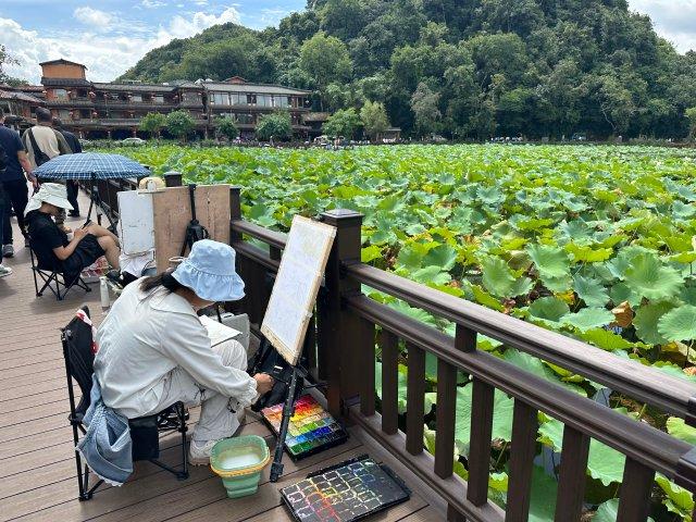 开屏热搜放大镜｜国庆中秋假期逃离“班味”指南：到普者黑体验旅居“慢生活”