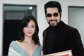 费翔抽到汤唯父亲的墨宝，汤唯父亲：很符合他的气质图片