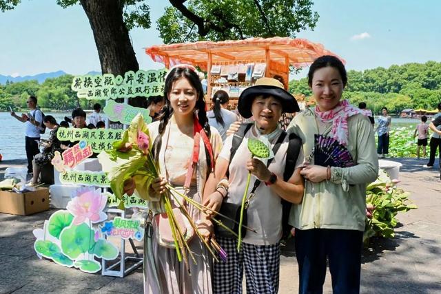 饮料空瓶先别扔！能换荷花和莲蓬……