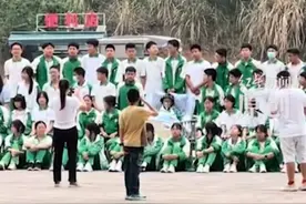 男孩在病床上和全班拍毕业照，次日不幸离世图片