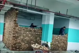 四川一小区业主在地下“子母车位”建房，已被强拆！律师点评图片
