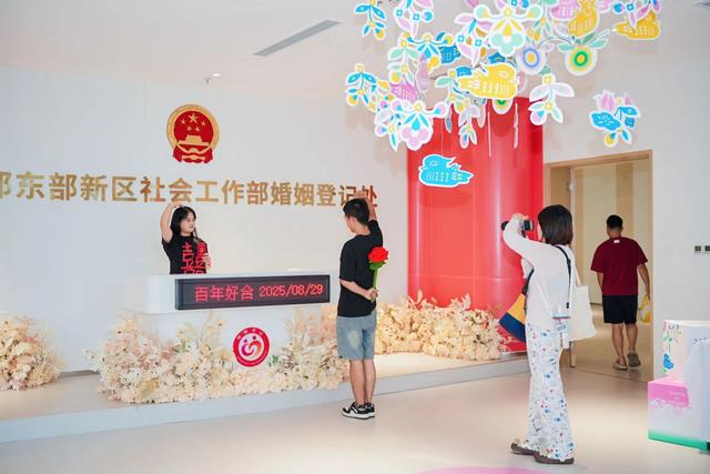 传统与新潮浪漫结合 成都满城皆“七夕”