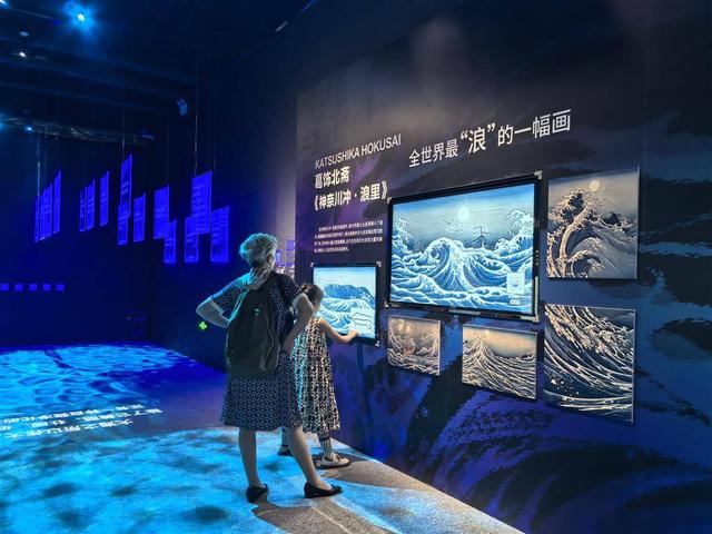 经济微观察 发展惠民生︱咚次哒次！戴上VR眼镜 武汉人在商场里穿古越今“上天入海”
