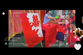 幼儿园给孩子办集体婚礼？“新郎”捧花“接亲”，“新娘”拦门讨红包……网友热议图片