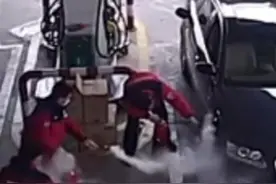 惊险20秒！加油站员工秒灭火图片