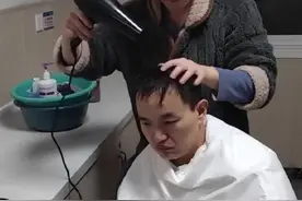 陕西榆林小伙日夜不离照顾病中孤身好友4个月：好兄弟生病了，我不能不管图片