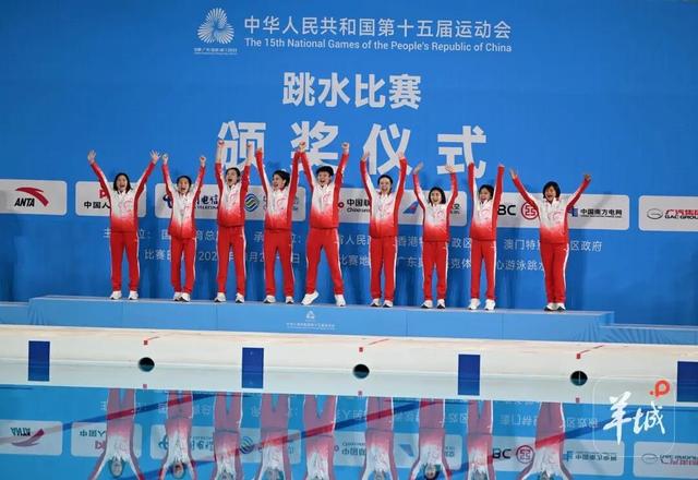 全红婵复出首战摘金	，现场下起“娃娃雨”，陈艺文、林珊点赞！