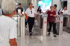 105岁妈妈来车站接78岁女儿回家，女儿看到妈妈一路小跑 高兴得像个孩子图片