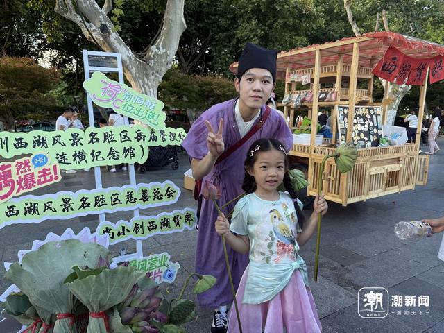 西湖边的“空瓶换荷花”太圈粉，兑换点排起长队，半小时就兑换出大部分