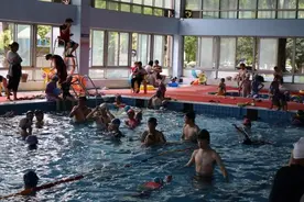 武汉40个游泳池免费向中小学生开放，一小区泳池：5名救生员看守，几乎天天约满图片