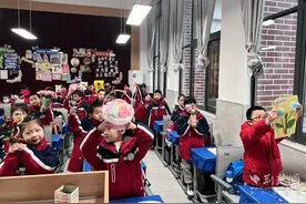 妇女节，育才华岭小学孩子们“送上一朵小红花”图片
