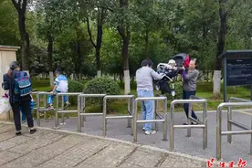 公园的防护栏太高，轮椅婴儿车怎么过？快来这里说图片