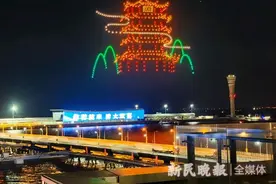 祝福祖国 无人机表演烟花秀点亮宝山滨江夜空图片