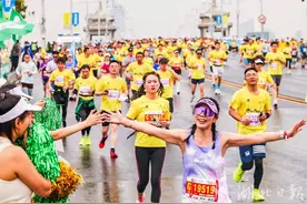 4万汉马跑者在武汉春天里奔跑图片