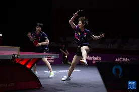 世乒赛：王曼昱/蒯曼夺得女双冠军图片