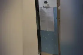 一男生疑闯进女生宿舍表白，宿管阿姨将其拦下耐心劝阻：“要做女孩子会喜欢的样子”视频封面
