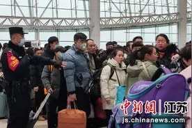 雨雪天气泰州铁警全力保障旅客出行安全图片