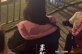 成都一马戏表演时黑熊扑咬驯兽师？马戏团回应：黑熊想捡拾地上的爆米花图片