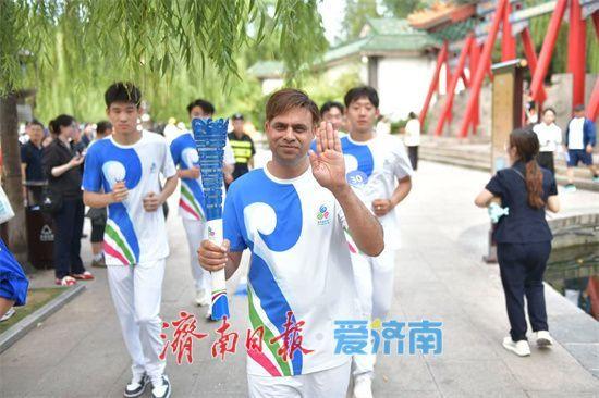 2025济南国际泉水节“泉炬”传递活动完美收官