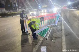 事发莘县，狂风吹倒道路中央护栏，他们发现后及时出手图片