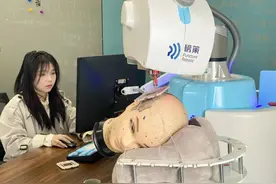 “松江造”植发机器人获颁全国首证！图片