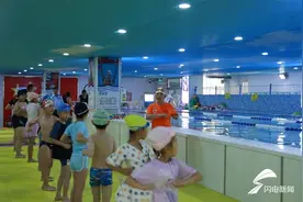 暑期防溺水丨德州：泳池里玩“溺水” 增强自救本领图片