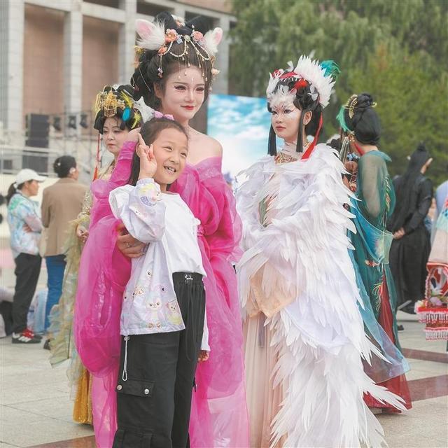 “溯源昆仑·巡礼河湟”主题专场秀 在西海2261·河湟文化大集上演