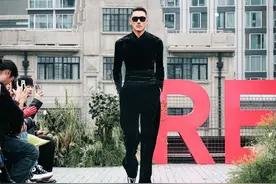 胡兵亮相大家时装周，鼓励新生模特“保持自我风格”图片