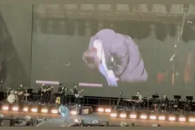 突发！周深演唱会流泪致歉，“从来没有这么害怕站在舞台上”图片