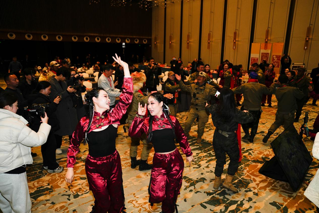 东天山骆驼队抵达忆江南度假区休整 豫疆文化交流盛典启幕