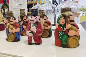 这个“玩偶”里竟然有酒！ 绿地（济南）全球商品贸易港携世界特色商品来“千帆竞海”图片