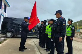 达日县公安局“交巡所合一跨区拉练，共建基层平安基石”图片