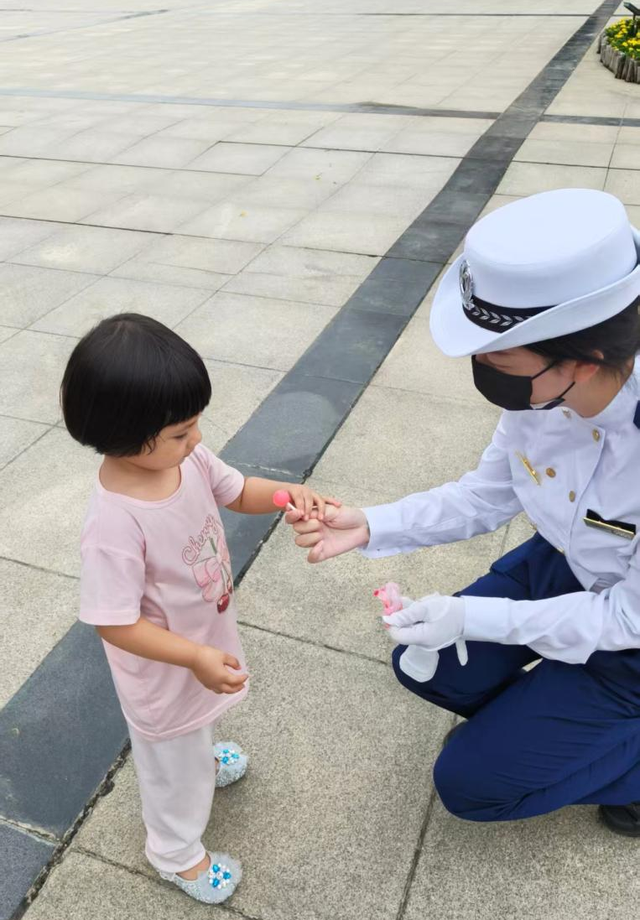 国庆江滩暖意浓！女子星级服务队以优质服务护航文明旅游