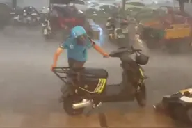 受台风“摩羯”影响，长沙一外卖小哥连人带车险被吹跑图片