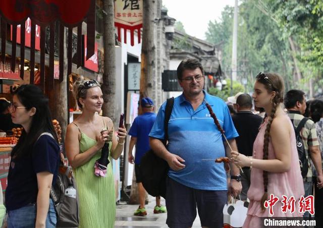 成都宽窄巷子暑期旅游人气旺