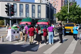 高考首日，尾号“985”“211”邮车为考生送祝福图片