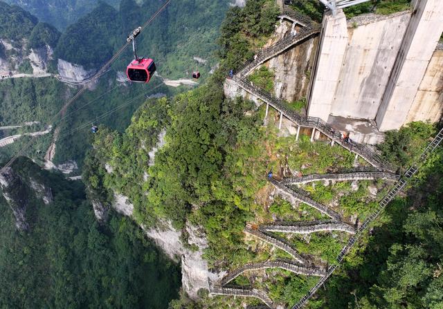 #（体育）2025“冲顶天门”全国登山挑战赛（张家界天门山站）开赛