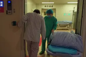 手术现场！用2毫米摄像头进入子宫拯救发育异常胎儿图片