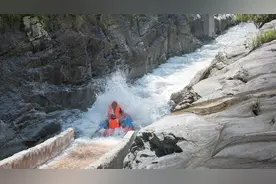 江西武功山景区夫妻俩漂流1死1伤，死者母亲称漂流过程中突遇涨水，官方通报