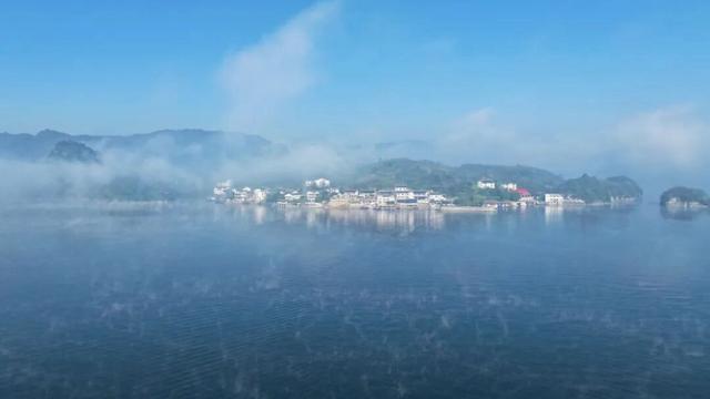 贵阳观山湖:冬日暖阳破云海 潋滟湖光映朝霞