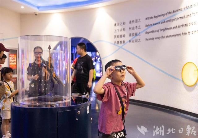 戴上AR眼镜 穿越科技奇境