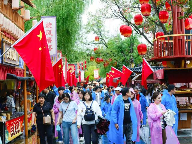 秋雨添韵味 游客兴致浓 清明上河园国庆假期别样热闹
