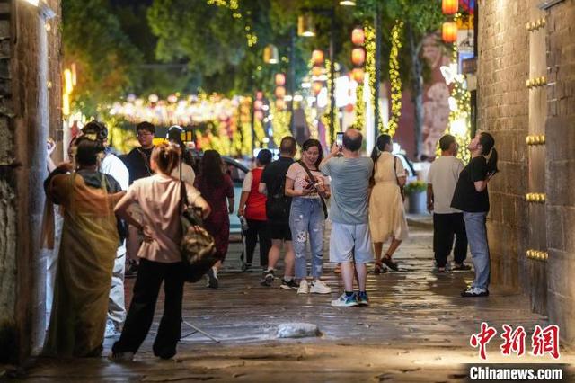 湖北荆州：古城夜游人气旺